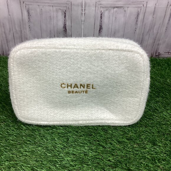 Chanel Holiday Makeup Bag - 2024 Snowflake Zipper - Picture 10 of 16